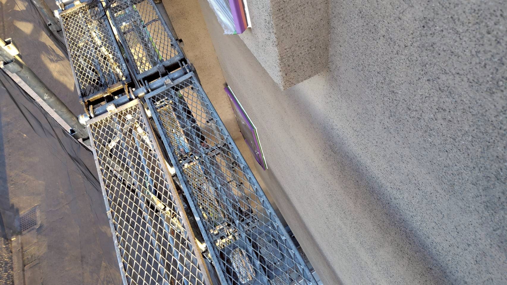 白いシーリングを打ち直したベージュの外壁